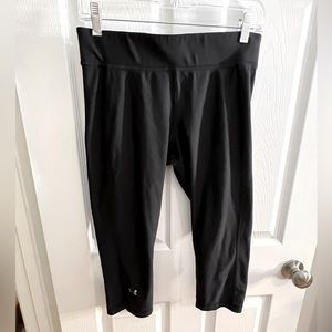 EUC Women Under Armour capri heat gear black pants